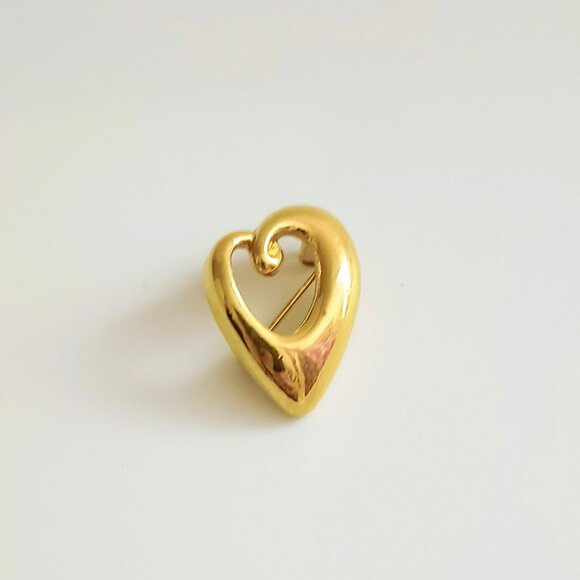 Monet Tiny Open Heart Brooch Gold Tone Pin - Picture 1 of 7